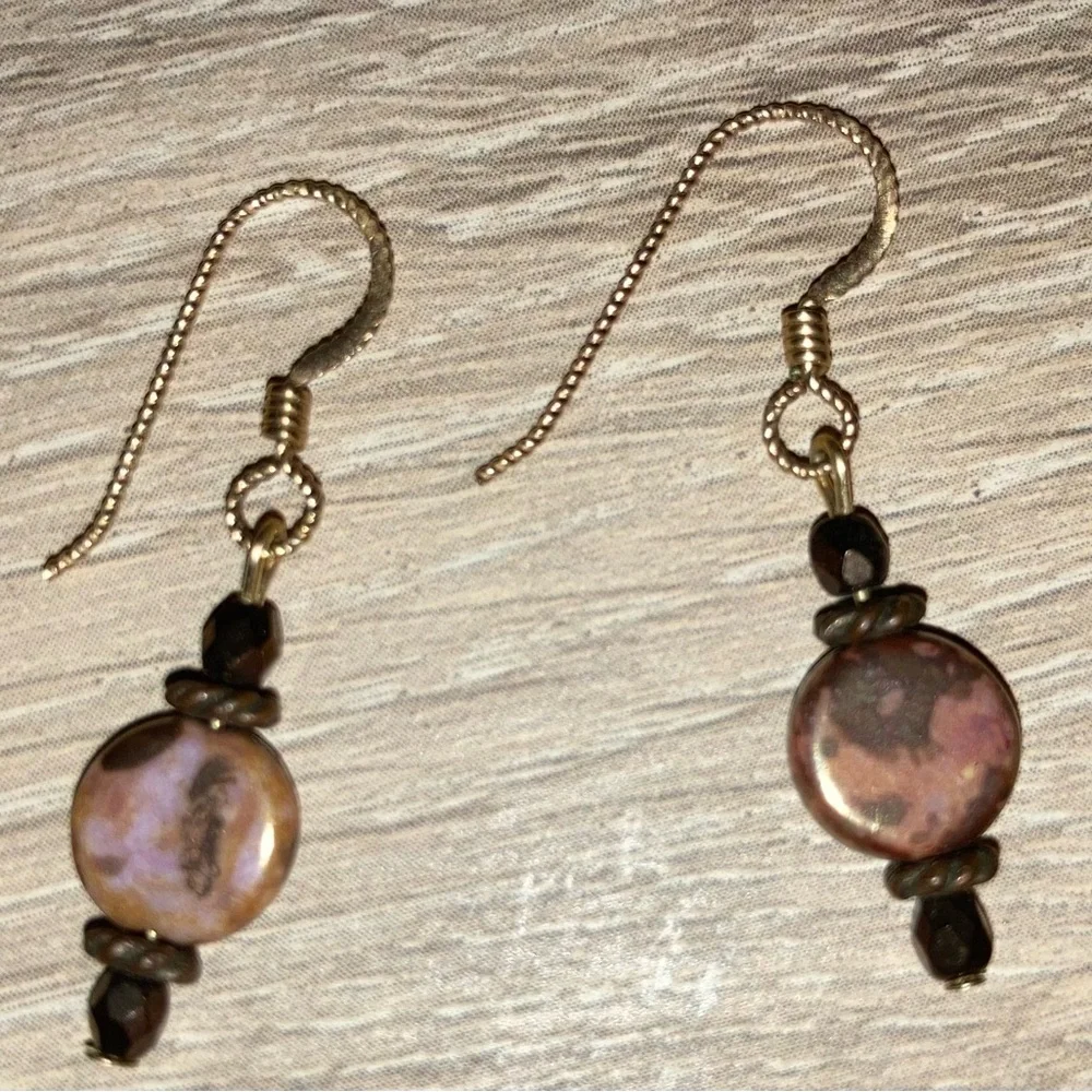 Fashionable gold and brown dangle earrings - Picture 2 of 3